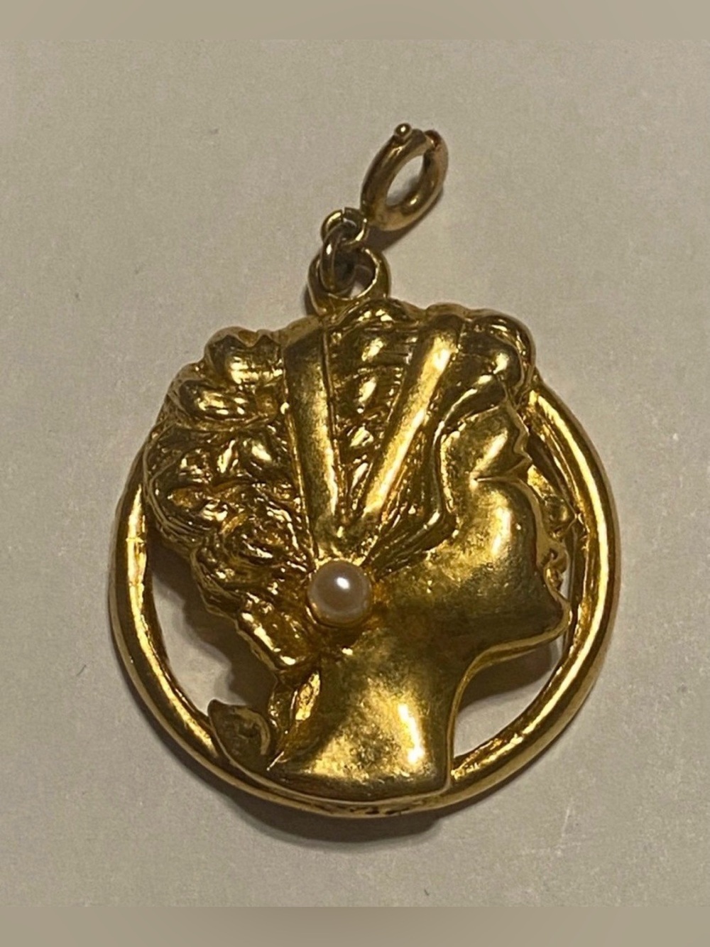 Vintage Gold Tone Lady w/ Faux Pearl Portrait Pendant #9191